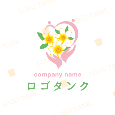 プルメリアの花を包む優しい手