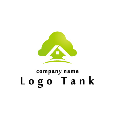 木に屋根と窓を付け家に見えるデザインのロゴ