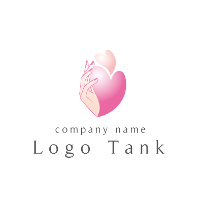 ハートと手を組み合わせたロゴ ロゴデザインの無料リクエスト ロゴタンク