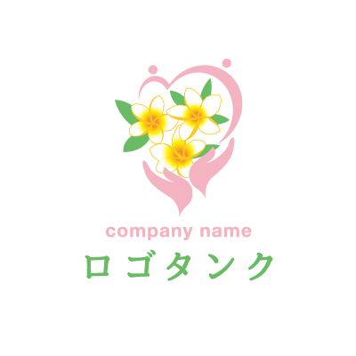 プルメリアと花を包む優しい手