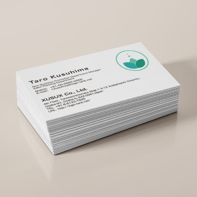 ロゴを名刺に印刷したイメージ | 花を抽象化したロゴマーク