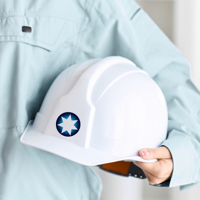 ヘルメットにロゴを印刷したイメージ | シャープな星型のロゴマーク