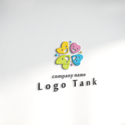 立体・カルプ看板作成 | 四葉のクローバーと笑顔がはじけるイメージのロゴ