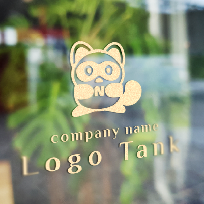 カッティングシート作成 | かわいいタヌキがアルファベットを持ったロゴ