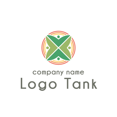 四ツ葉をモチーフに万歳をした人々