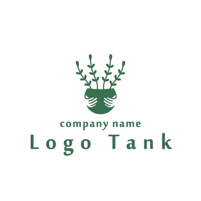 鉢植えを持つ手