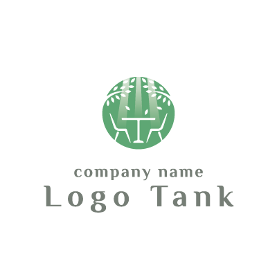 木漏れ日とテーブル