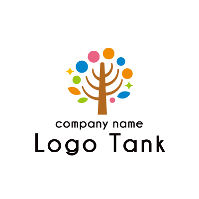 カラフルな木のロゴ