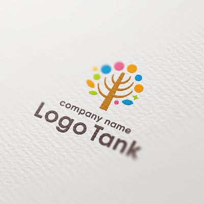 カラフルな木のロゴ