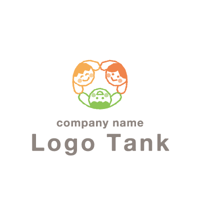 ハートの輪を作る子ども