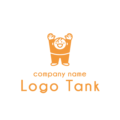 Hモチーフのバンザイをした子ども