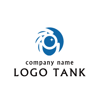 レンズを構える手元をイメージしたロゴ