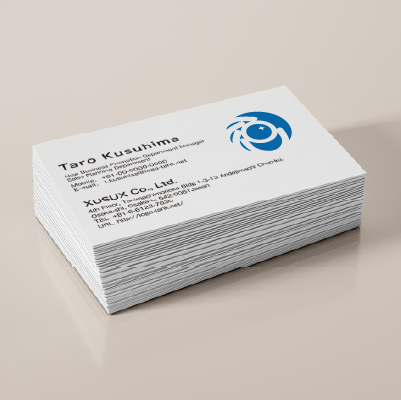 名刺・ショップカード作成 | レンズを構える手元をイメージしたロゴ