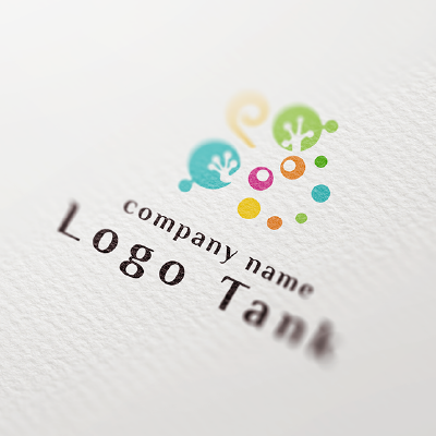 カラフルなカメレオンをモチーフにしたロゴ