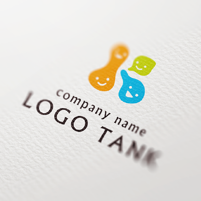 アルファベットのKの文字をモチーフに笑顔が集まるロゴ