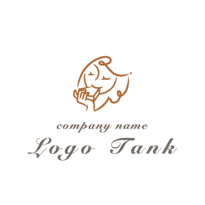 お菓子を食べている女性