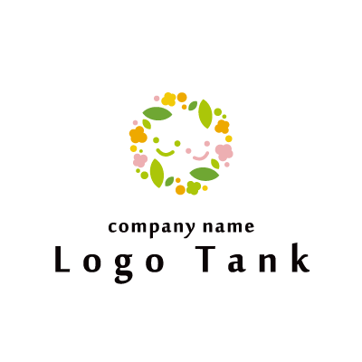 花輪の中に子供の笑顔が浮かぶロゴ