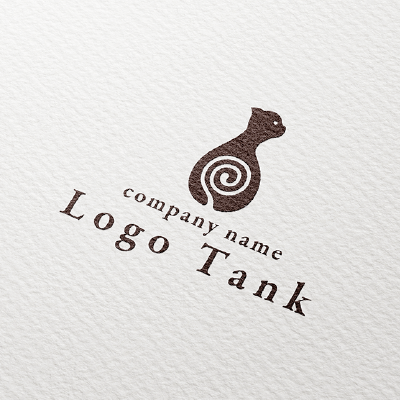 渦を巻いたしっぽの猫のロゴ