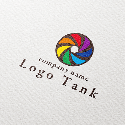 七色のカメラのシャッターをイメージしたロゴ