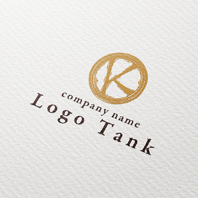 動きのある「K」の丸型ロゴ