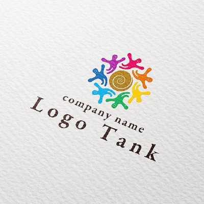 人が地球の周りを飛び回っているロゴ