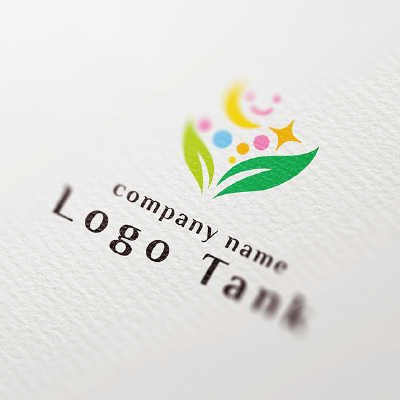 双葉と三日月、笑顔をモチーフにしたロゴ