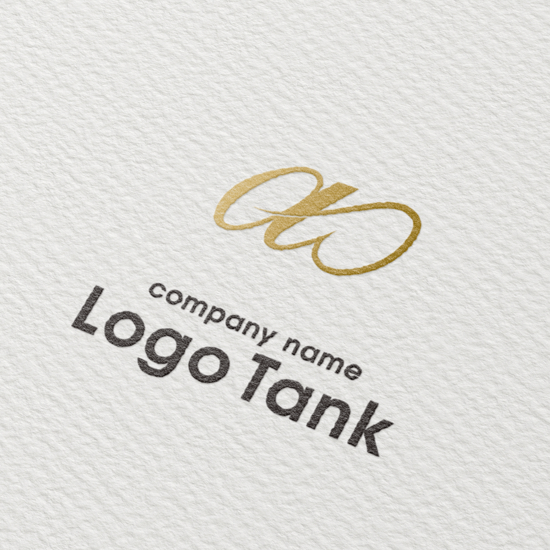 AO（ゴールド筆記体ロゴ）