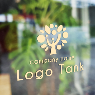健やかで活き活き感溢れるロゴ 人/木/樹/葉/自然/健康/健やか/明るい/ポジティブ/幸せ/未来/成長/クリニック/教育/介護/福祉/スクール/施設/医院/カラフル/ナチュラル/ポップ/ /,ロゴタンク,ロゴ,ロゴマーク,作成,制作