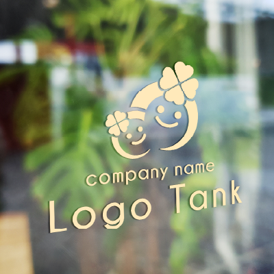 寄り添う笑顔 コミュニケーション/繋がり/信頼/優しさ/温もり/成長/ハートフル/親しみ/クローバー/四つ葉/オレンジ/緑/自然/ナチュラル/シンプル/キュート/ポップ/ /,ロゴタンク,ロゴ,ロゴマーク,作成,制作