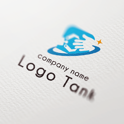 人と機械が手を取り合う様子をモチーフにしたロゴ