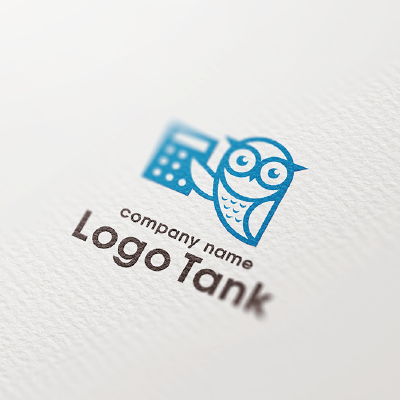 電卓を持ったフクロウ