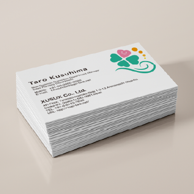 温かく優しい風に乗る四つ葉 四つ葉/クローバー/幸運/ラッキーアイテム/Happy/ハッピー/温もり/親しみ/幸せ/優しさ/教育/スクール/介護/福祉/セラピー/クリニック/エコ/ナチュラル/シンプル/ポップ /,ロゴタンク,ロゴ,ロゴマーク,作成,制作