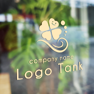 温かく優しい風に乗る四つ葉 四つ葉/クローバー/幸運/ラッキーアイテム/Happy/ハッピー/温もり/親しみ/幸せ/優しさ/教育/スクール/介護/福祉/セラピー/クリニック/エコ/ナチュラル/シンプル/ポップ /,ロゴタンク,ロゴ,ロゴマーク,作成,制作