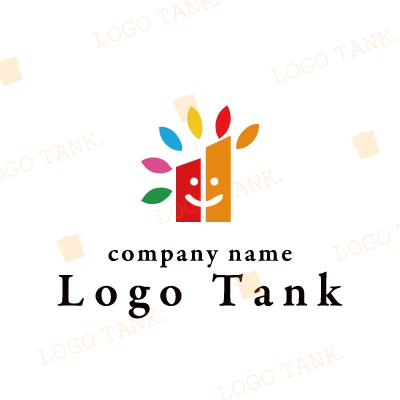 太陽、建物、笑顔がテーマのロゴ