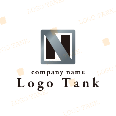 金属的な「N」のロゴ