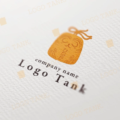 ロゴを紙に印刷したイメージ | お守りと「ひなた」の文字を組み合わせたロゴ
